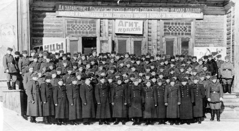 Офицеры Ивдельлага. У дома культуры. Фото 1959