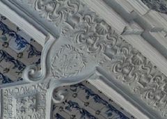 Вензель на потолке Меньшиковского Дворца в Санкт-Петербурге